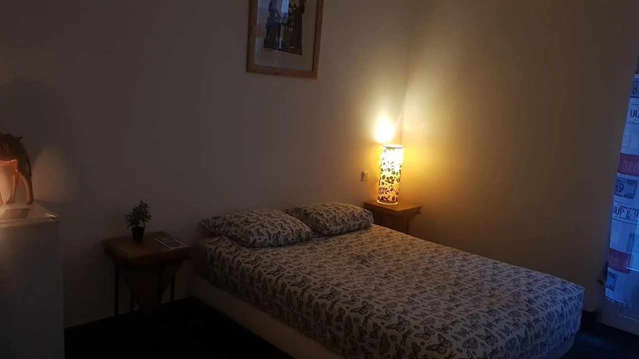 Les Pieds Dans L'Eau Hotel Toulon 0*,  Franciaország